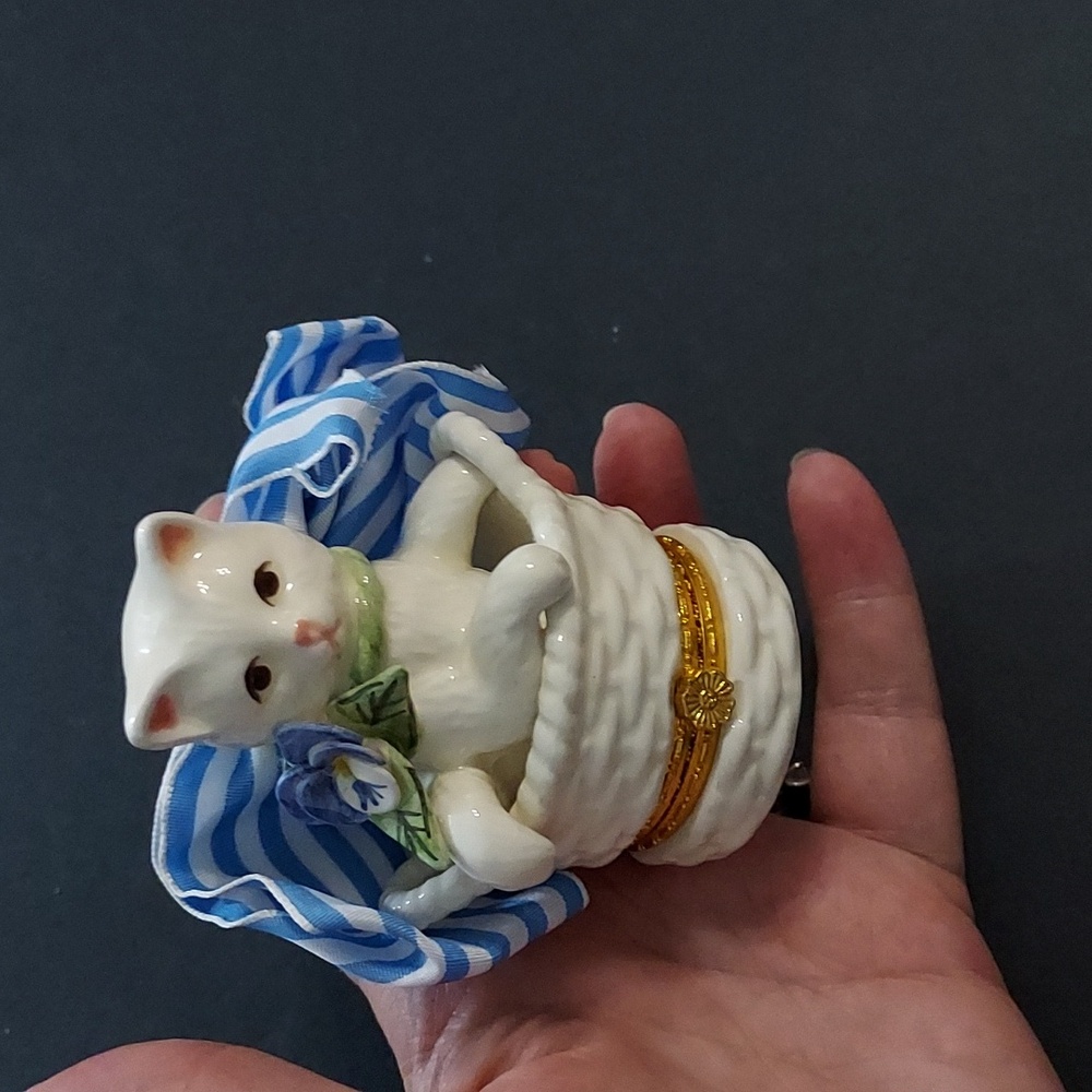 Cat in Basket Trinket Box 3 1/4in.Hx3 in.W. Multicolor.Pre-Owned.1998